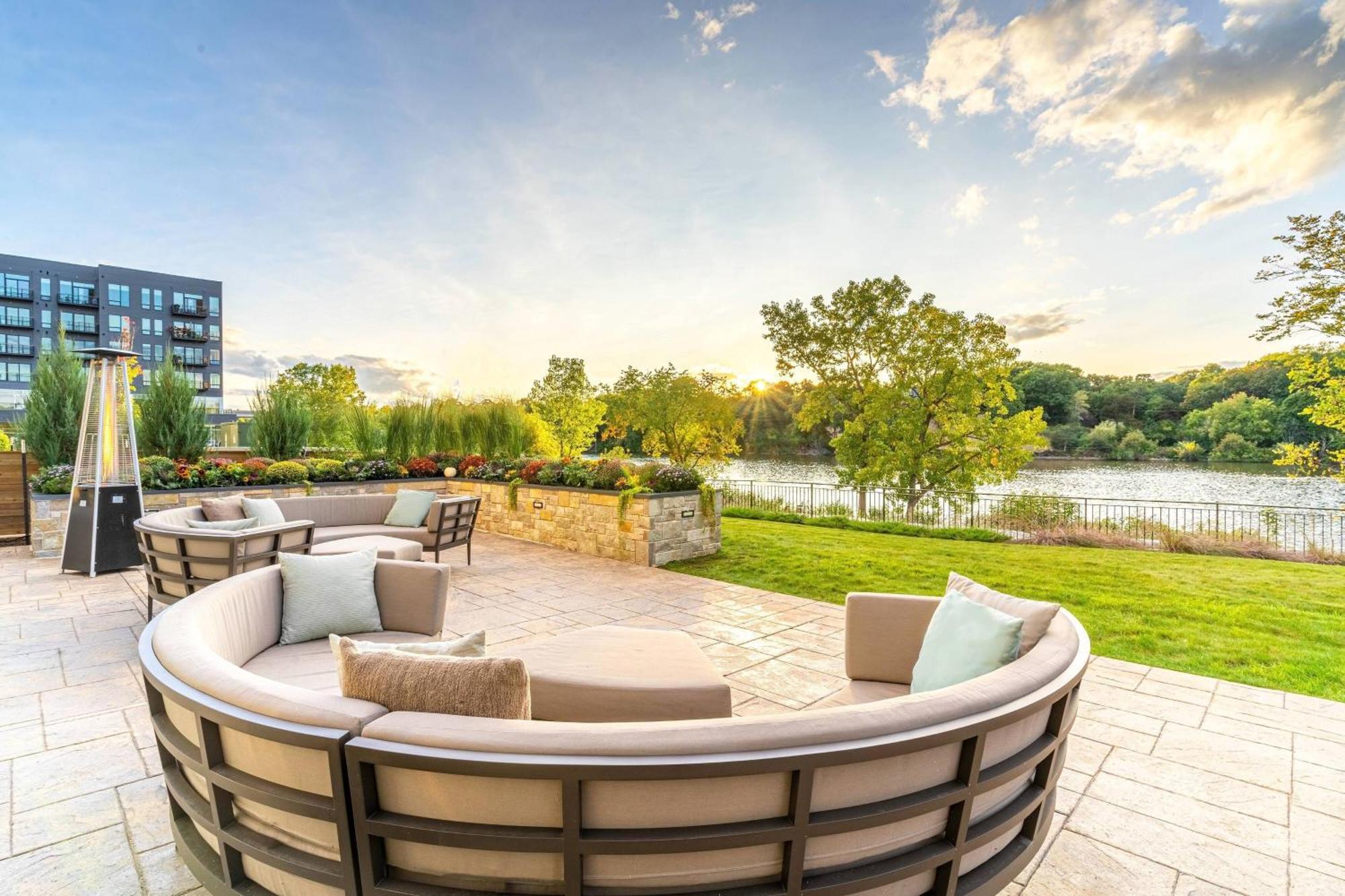 Courtyard By Marriott Appleton Riverfront Экстерьер фото