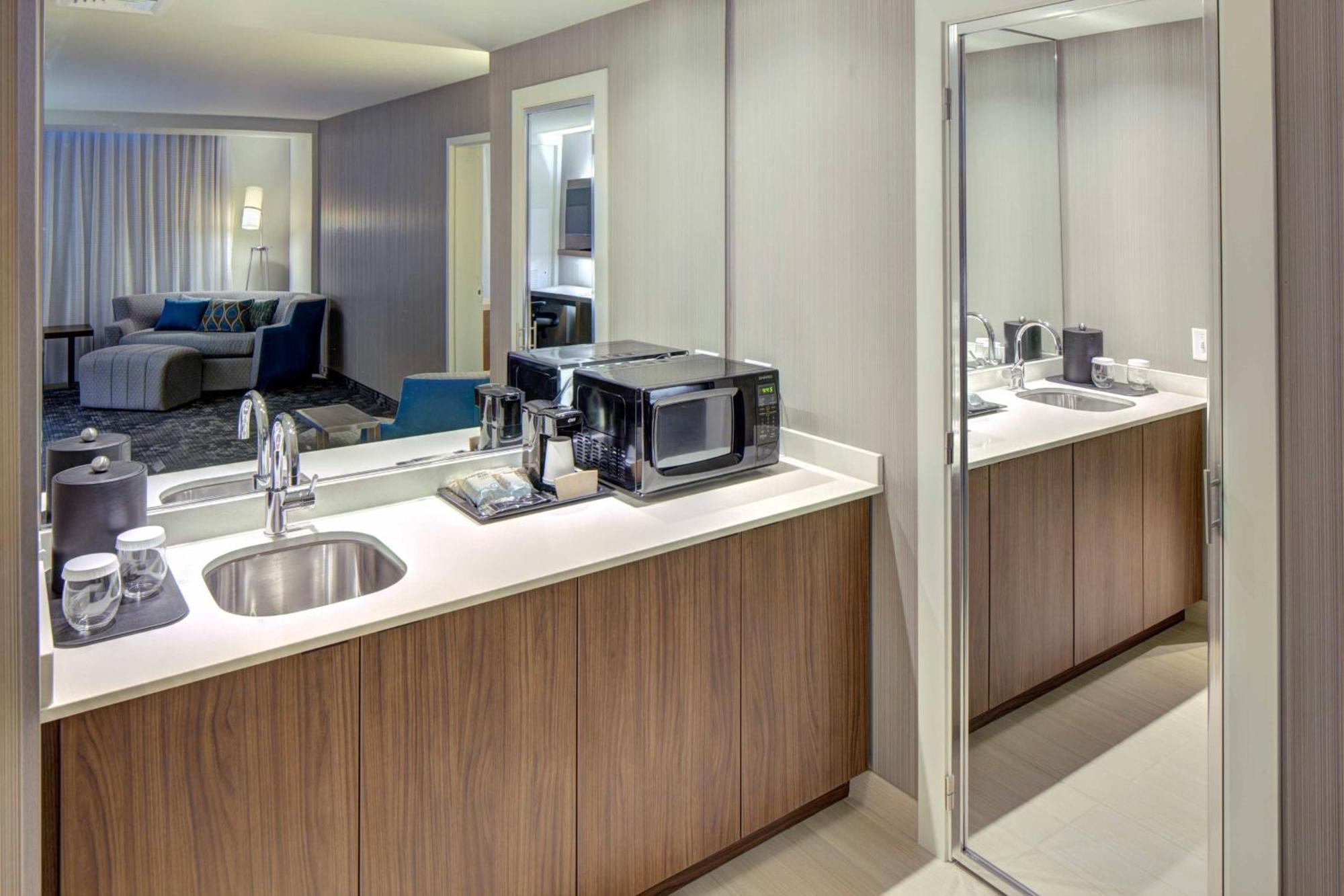 Courtyard By Marriott Appleton Riverfront Экстерьер фото