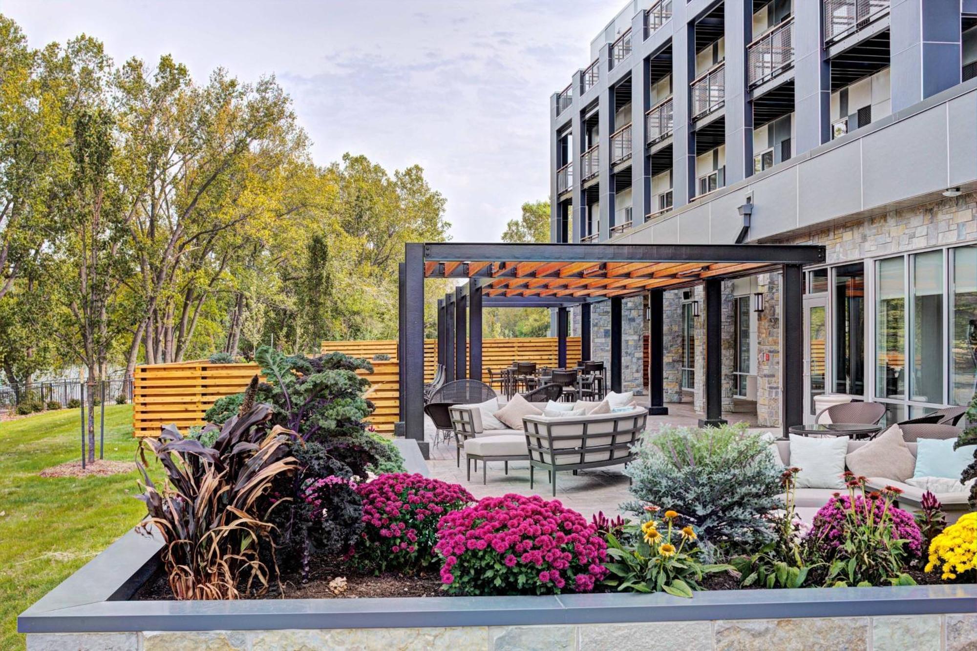Courtyard By Marriott Appleton Riverfront Экстерьер фото