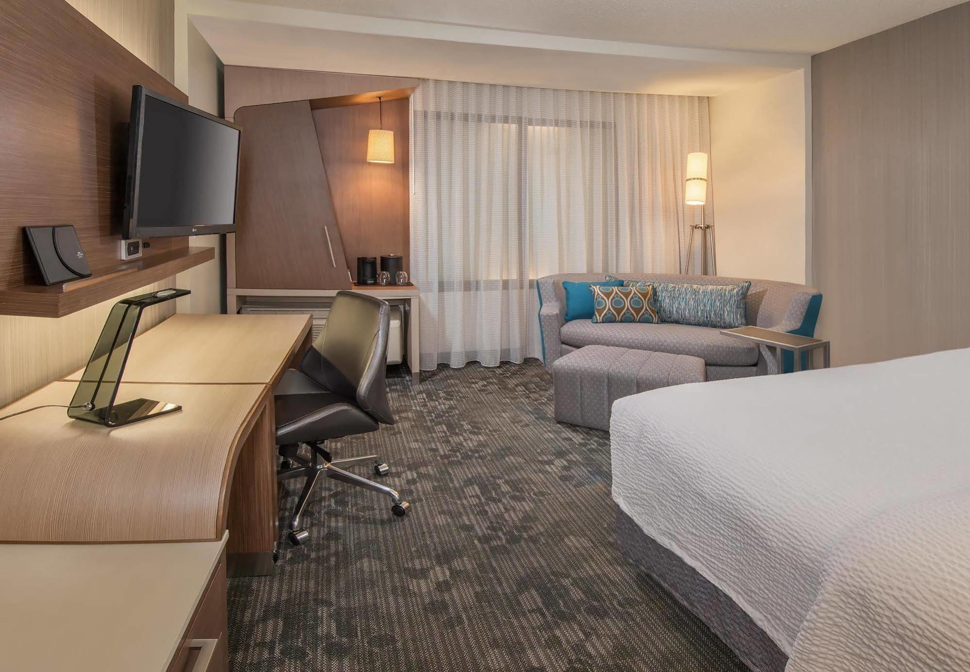 Courtyard By Marriott Appleton Riverfront Экстерьер фото