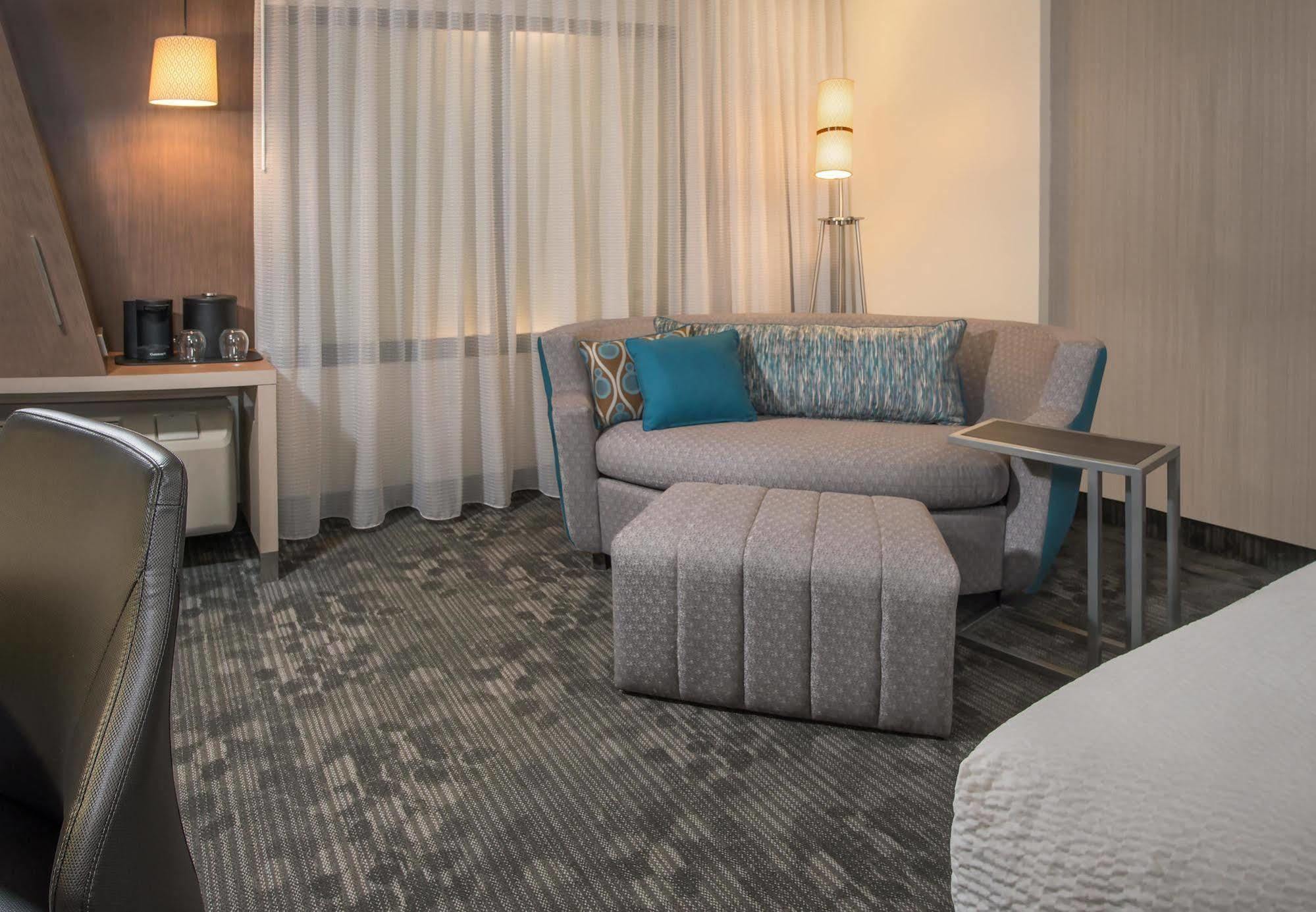 Courtyard By Marriott Appleton Riverfront Экстерьер фото